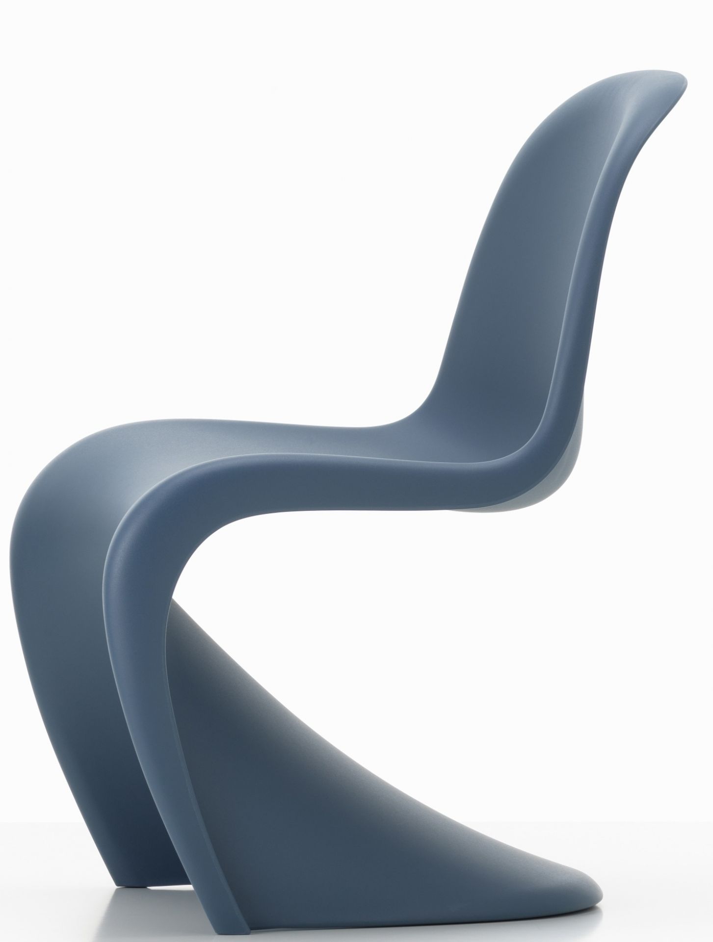 Blauer Panton Junior Stuhl von Vitra, moderner Kinderstuhl aus Kunststoff in Wellenform.